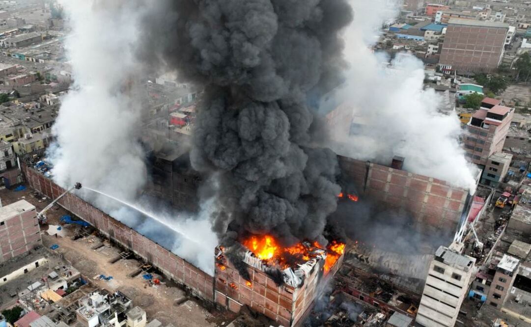 Entre 250 y 300 bomberos trabajan, por turnos, para sofocar el incendio que derrumbó el edificio. (05/03/25) Foto: EFE