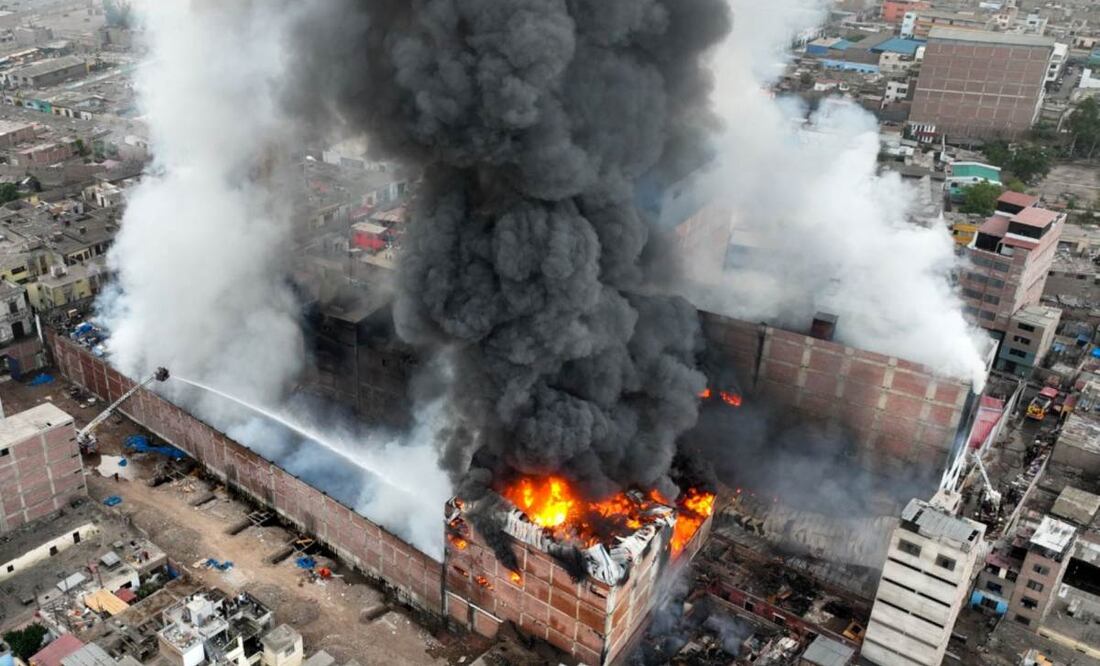 Entre 250 y 300 bomberos trabajan, por turnos, para sofocar el incendio que derrumbó el edificio. (05/03/25) Foto: EFE