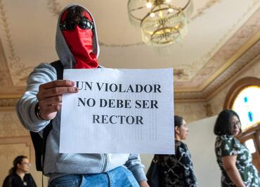 Alumnos de Universidad de Zacatecas protestan en evento; exigen expulsión total del exrector condenado por abuso sexual de una menor