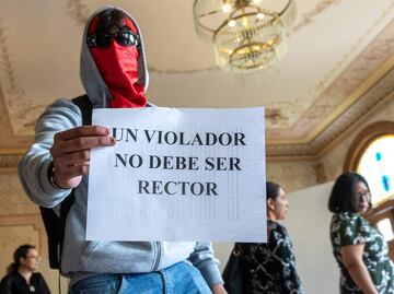 Alumnos de Universidad de Zacatecas protestan en evento; exigen expulsión total del exrector condenado por abuso sexual de una menor