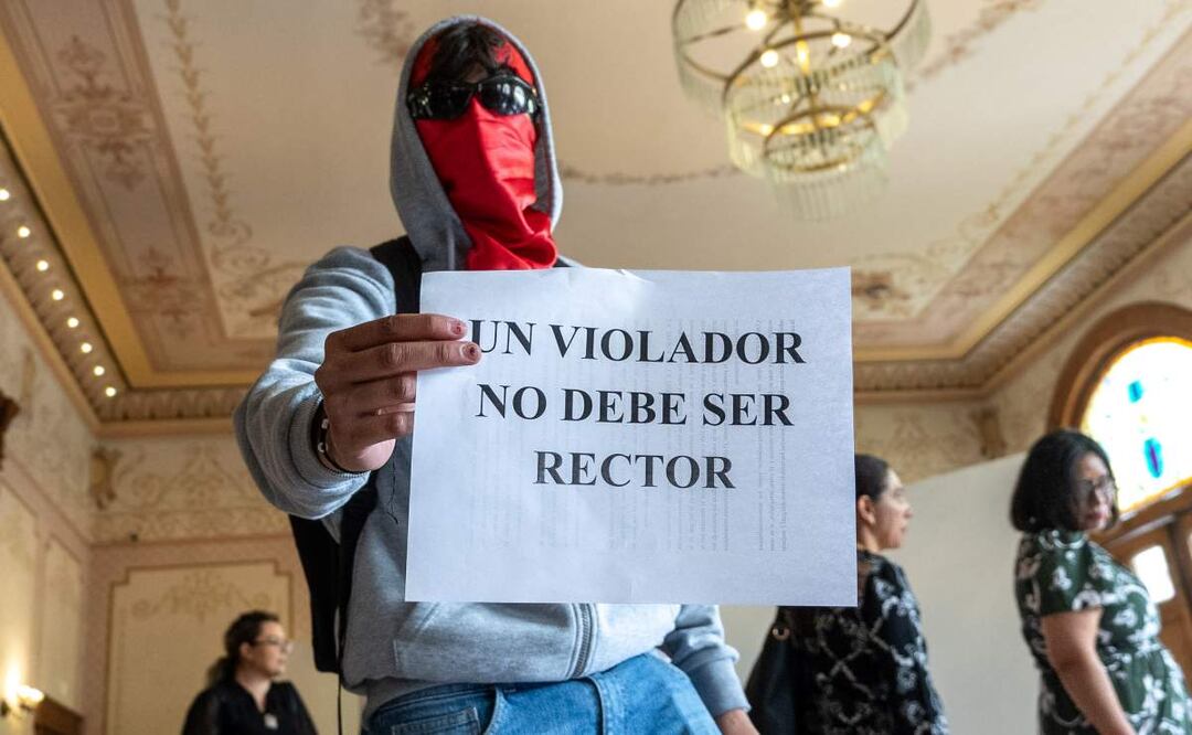 Los alumnos exigen que se concluya el proceso de destitución del exrector Rubén Ibarra Reyes, condenado por abuso sexual de una niña (22/05/2025). Foto: Diana Valdez / EL UNIVERSAL