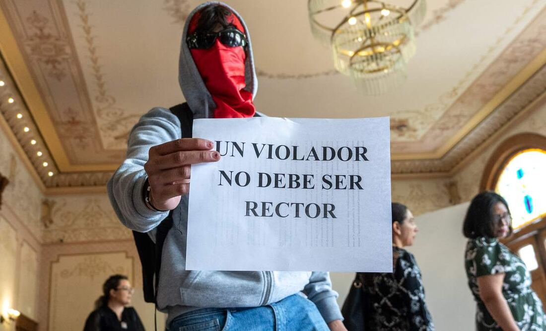 Los alumnos exigen que se concluya el proceso de destitución del exrector Rubén Ibarra Reyes, condenado por abuso sexual de una niña (22/05/2025). Foto: Diana Valdez / EL UNIVERSAL