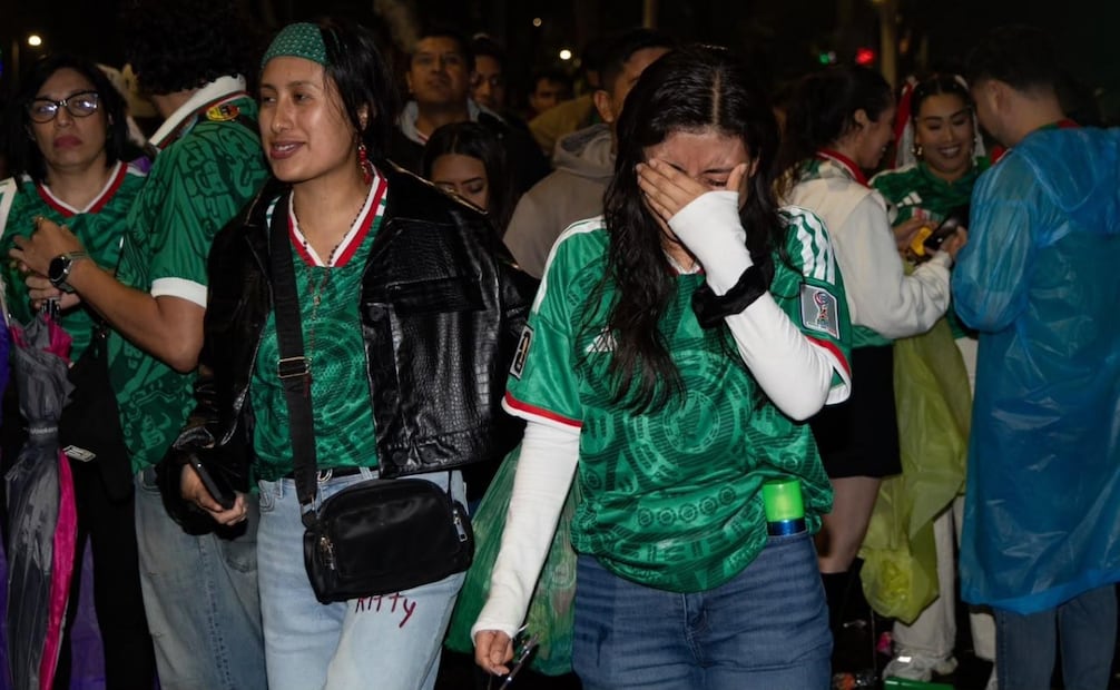 Lágrimas y desánimo entre los aficionados que se encuentran en el Ángel de la Independencia, después la derrota de México ante Inglaterra. Foto Hugo Salvador/ El Universal