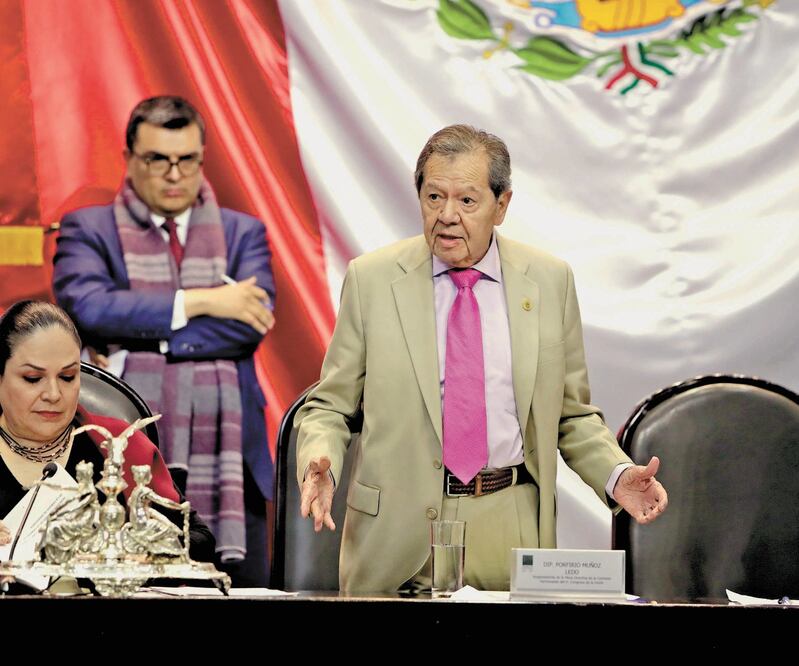 El diputado Porfirio Muñoz Ledo fue saboteado por sus compañeros de Morena para evitar que pasara por la pantalla de la Comisión Permanente los llantos de niños y la golpiza a migrantes en la frontera sur, ante la titular de la CNDH. IVÁN STEPHENS. EL UNI