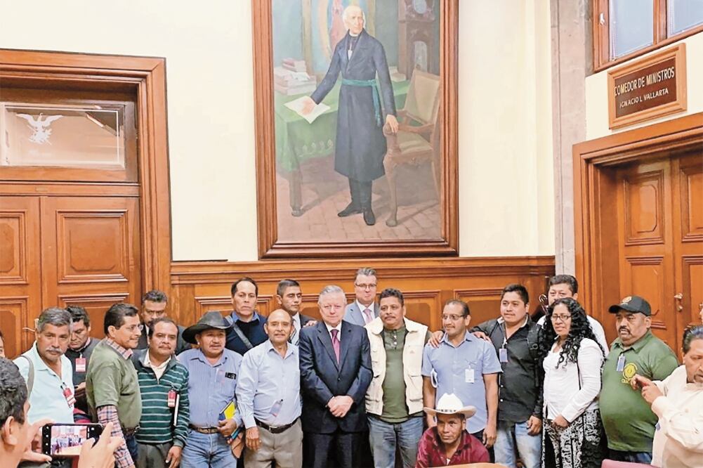 El ministro presidente de la SCJN, Arturo Zaldívar (centro), acompañado por integrantes de policías comunitarias de Guerrero. / TOMADA DE TWITTER