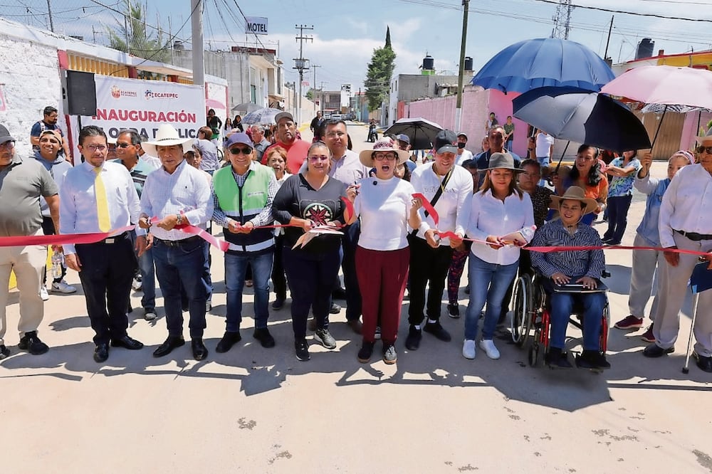 La alcaldesa de Ecatepec, Azucena Cisneros, inauguró el asfaltado de las calles junto con vecinos. Foto: Especial