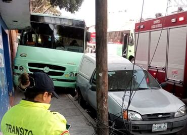 Camión a exceso de velocidad choca con dos automóviles en Álvaro Obregón; no se reportan lesionados