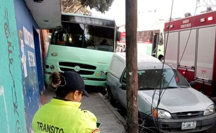 Camión a exceso de velocidad choca con dos automóviles en Álvaro Obregón; no se reportan lesionados