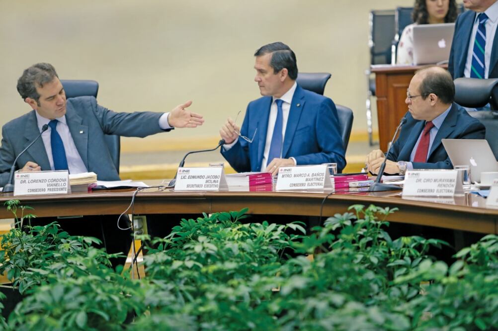 Durante la sesión del INE, consejeros acordaron reducir el monto de financiamiento privado que podrán recaudar candidatos independientes.