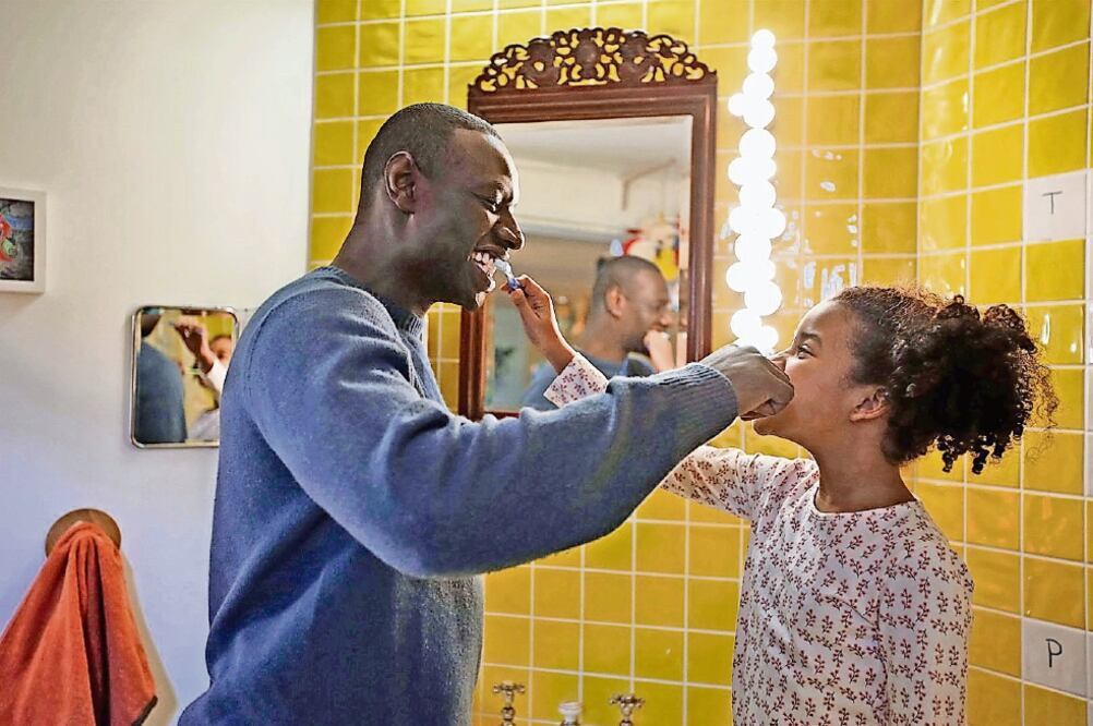 Omar Sy (izquierda) como el papá tomado por sorpresa. (TOMADO DE YOUTUBE)
