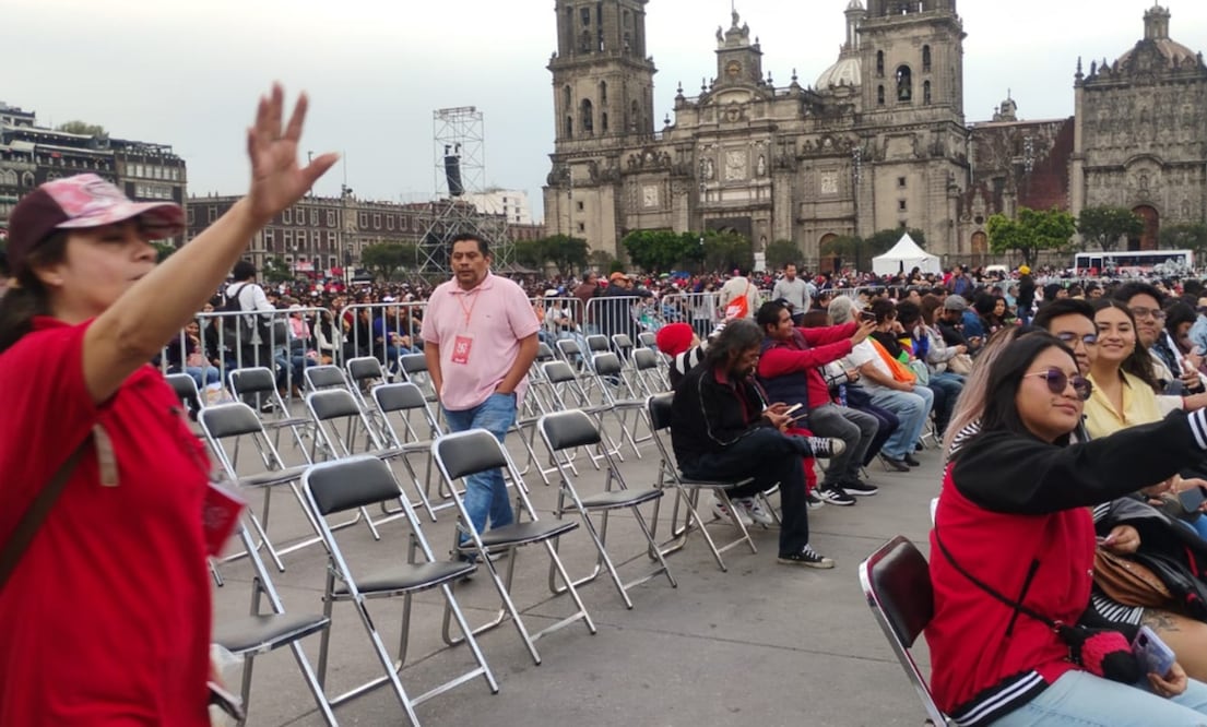 La colección "25 para el 25" son los 2.5 millones de libros del Fondo de Cultura Económica que fueron puestos a disposición del público en el Zócalo de la Ciudad de México. Foto: Yanet Aguilar/EL UNIVERSAL.