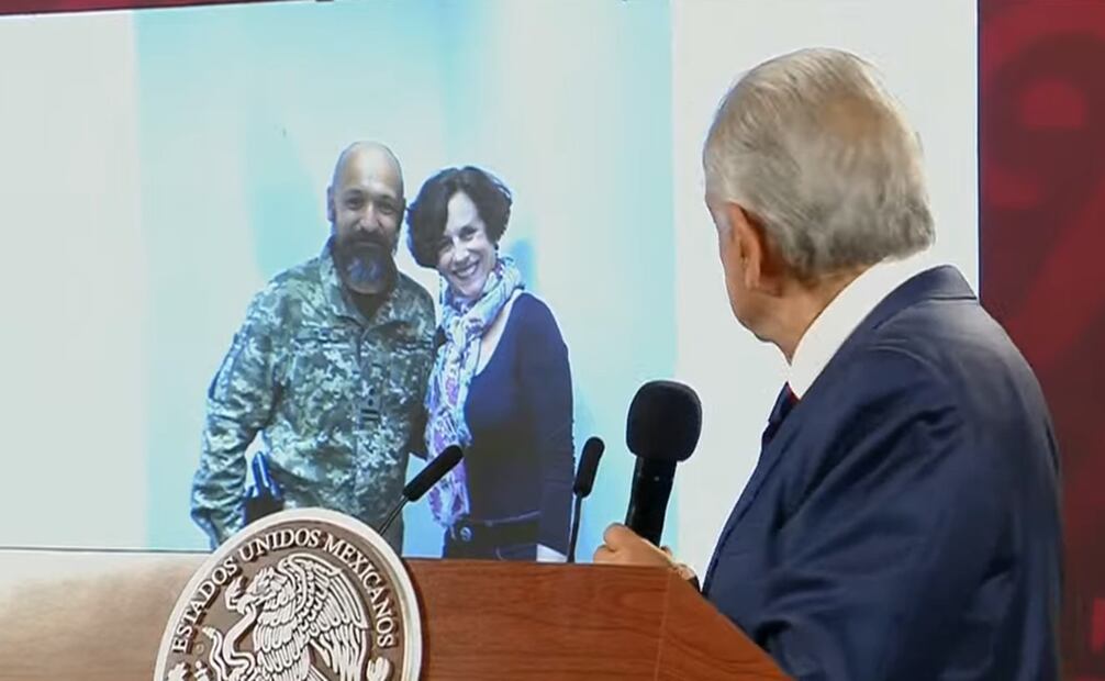 AMLO critica la foto de Denise Dresser con un militar en Ucrania. Foto: Captura de pantalla