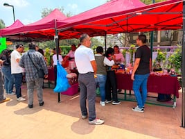 Jardín Flotante instala bazar de personas en reinserción social del programa "Borrón y Vida Nueva"; amplían sus posibilidades de comercialización