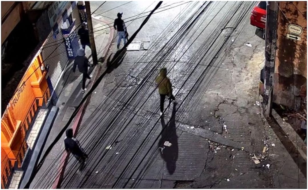 Los hombres armados fueron captados durante la noche del jueves, donde se observa que ingresaron al mercado Adolfo López Mateos para escapar de las fuerzas armadas (10/01/2025). Foto: Especial