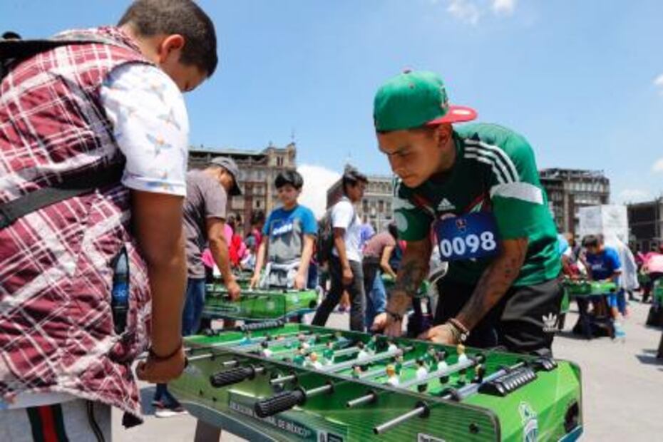 Rompen récord Guinness de futbolito de mesa en el Zócalo