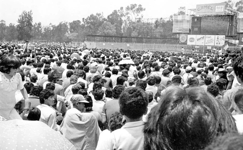 Tianguis en Cuemanco, 3 de junio 1986. Un asistente comentó que ver un encuentro en pantalla gigante era “como estar en casa viendo el partido, pero más agradable pues aquí se vive la fiesta”. Foto: Guillermo Granados/Archivo EL UNIVERSAL.