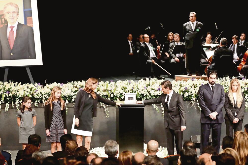 El presidente Enrique Peña Nieto acompaña a la esposa y los hijos del Rafael Tovar en una guardia de honor en el Centro Nacional de las Artes (LUCÍA GODÍNEZ. EL UNIVERSAL)