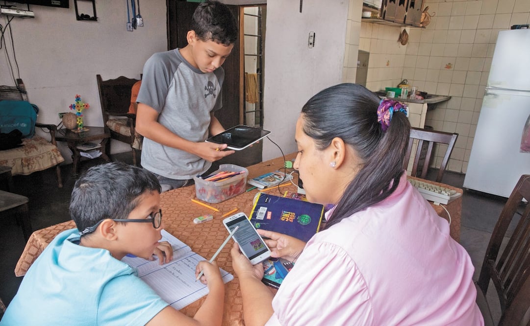 Dos niños con Síndrome de Asperger realizan sus tareas, en Venezuela. Foto: AP Photo/Ariana Cubillos, archivo