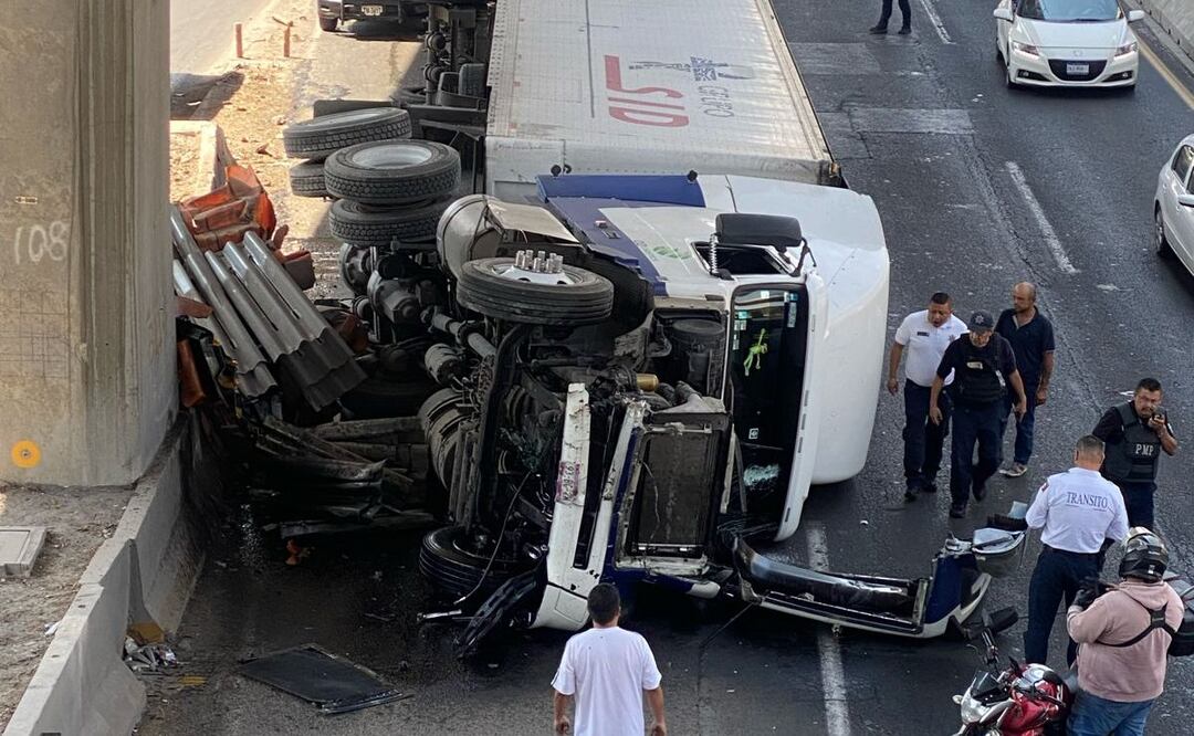El tráiler se llevó las protecciones y volcó sobre su costado izquierdo, por lo que la caja y la cabina del camión blanco quedaron sobre carriles centrales de circulación. Foto: Especial