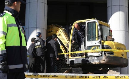 Arremete contra oficina del gobierno surcoreano con excavadora