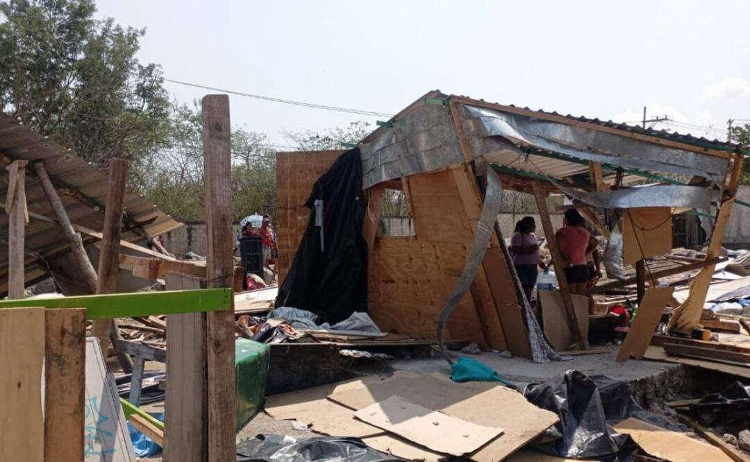 Se reportó que unos 30 sujetos llegaron al sitio en una camioneta para derribar e incendiar las viviendas, en las que habitaban unas 60 familias yucatecas. (05/03/2025). Foto: Especial