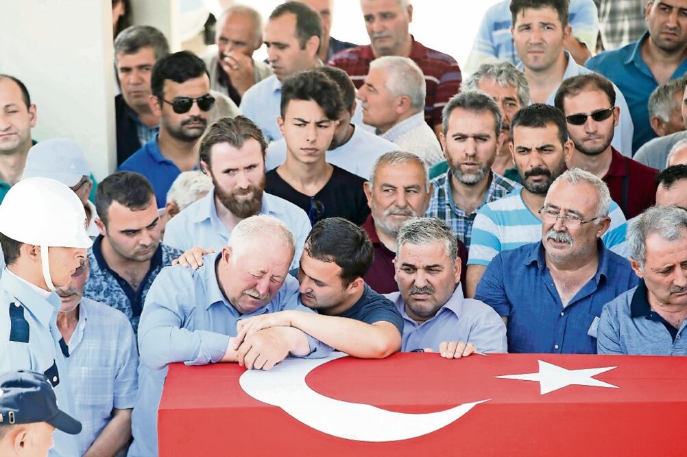 Un turco durante el funeral por los agentes que fallecieron en la intentona golpista registrada la noche del viernes pasado, en Ankara (BAZ RATNER. REUTERS)