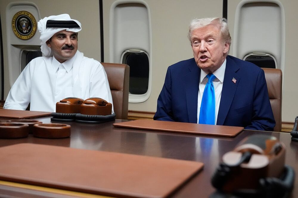 El presidente Donald Trump, a la derecha, se reúne con el emir de Qatar, el jeque Tamim bin Hamad al-Thani, a bordo del Air Force One en la base aérea Al Udeid en Doha, Qatar. Foto: AP