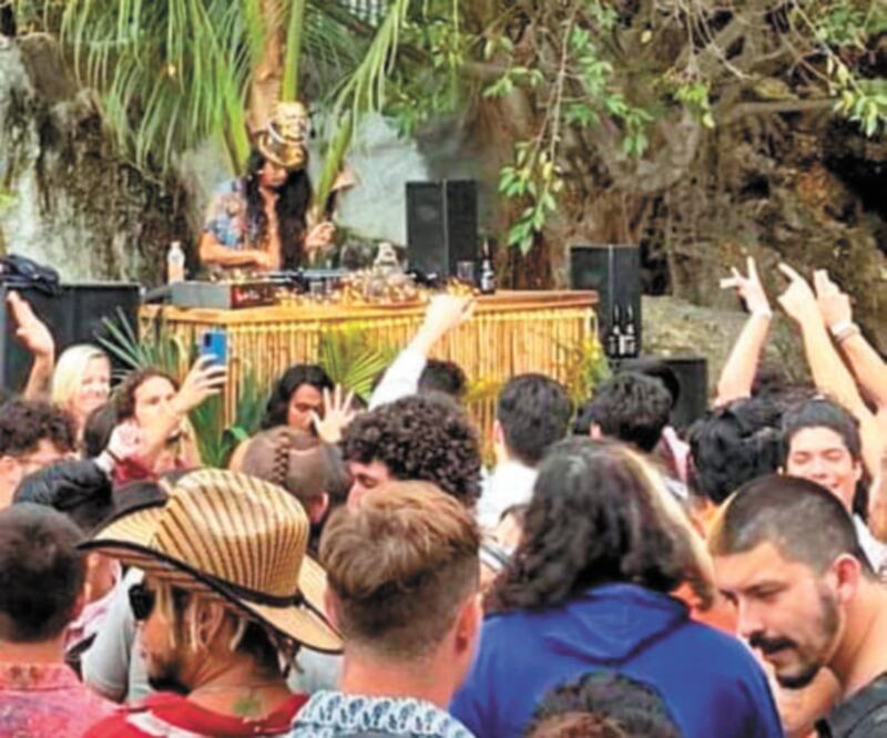 En Playa Zicatela hubo una fiesta de música electrónica. TOMADA DE VIDEO