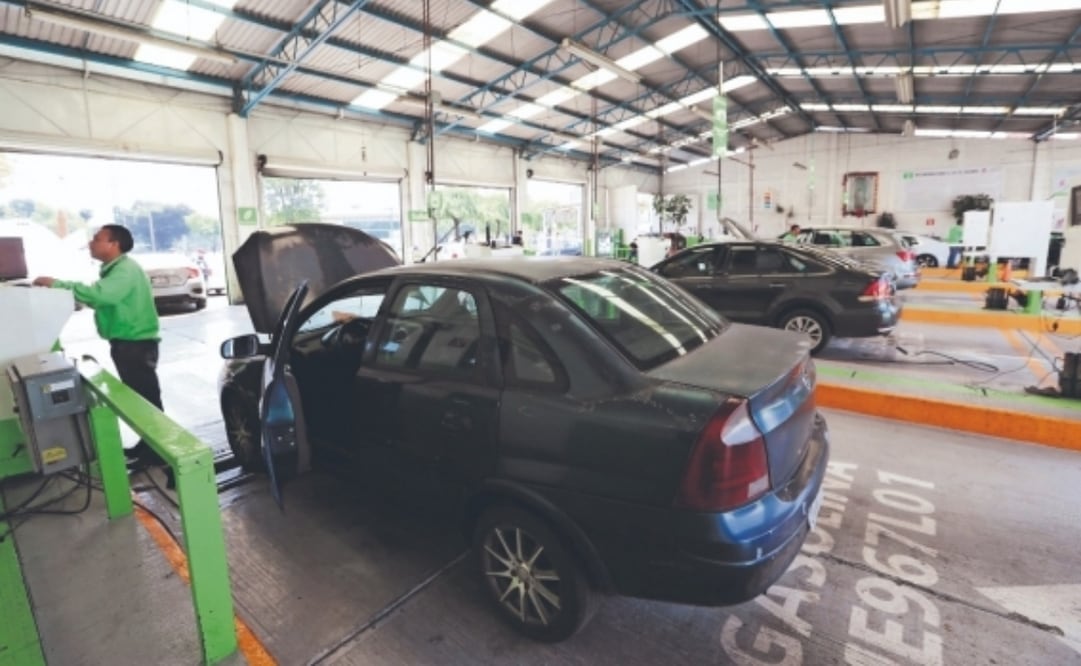 Existe una sanción económica por dejar vencer el plazo establecido para la verificación vehicular. Imagen: Archivo El Universal