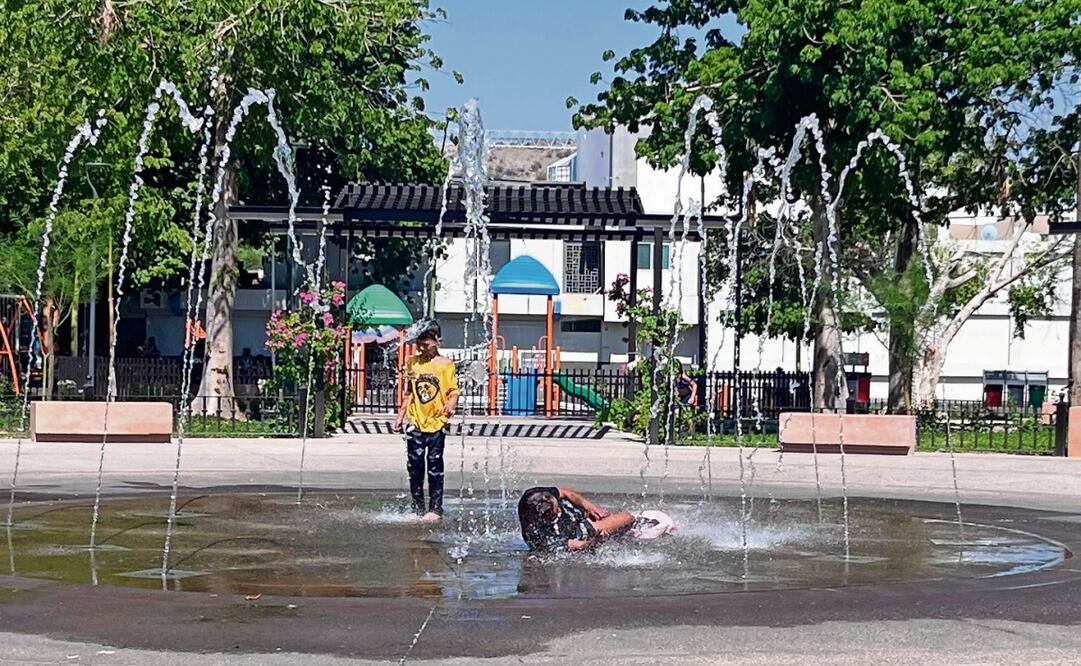 Pobladores de Hermosillo buscaron donde refrescarse ante las altas temperaturas registradas en la entidad desde julio pasado, con sensación térmica de 51 grados. Foto: Javier Escobar / EL UNIVERSAL