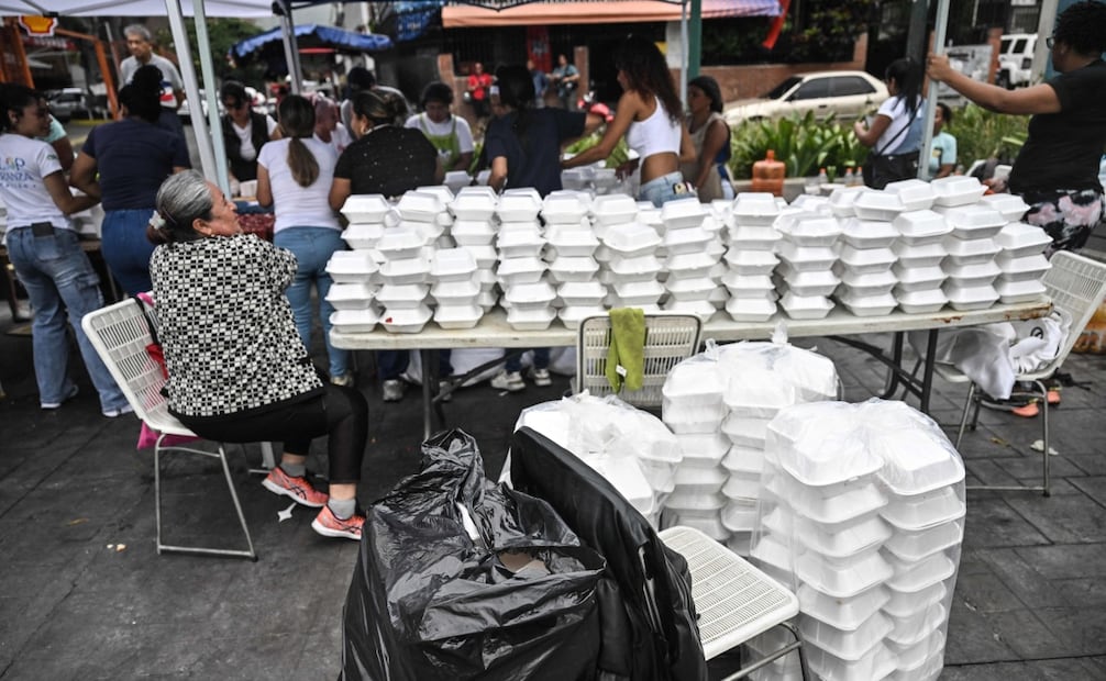 Las porciones del pastel fueron empaquetadas para facilitar su distribución entre niños que permanecen en refugios temporales en La Guaira (18/07/2026). Foto: AFP
