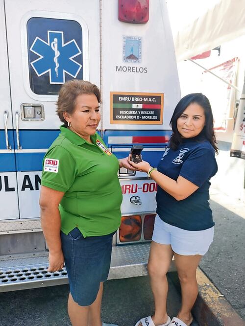 Martha Sánchez (der.) recuperó el anillo de su hija Arely. Foto: Especial