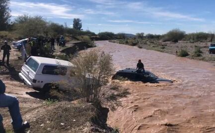 Corriente de río arrastra vehículo en Santa Ana, Sonora; bomberos rescatan al conductor sin lesiones