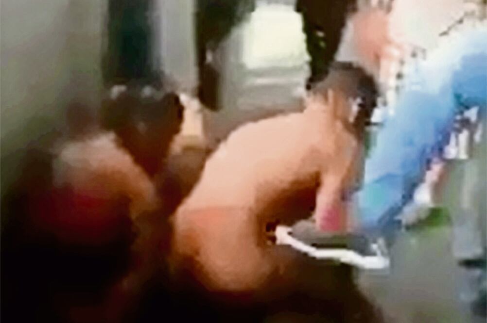 Viral. Las imágenes muestran cómo patean y empujan a los reclusos mientras limpian el piso semidesnudos (ARCHIVO. EL UNIVERSAL)