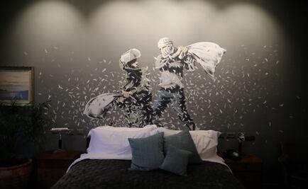 Banksy exhibe murales en hotel con "peor vista del mundo"