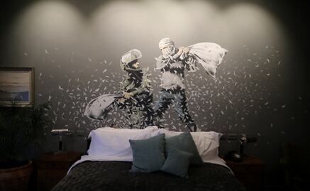 Banksy exhibe murales en hotel con "peor vista del mundo"