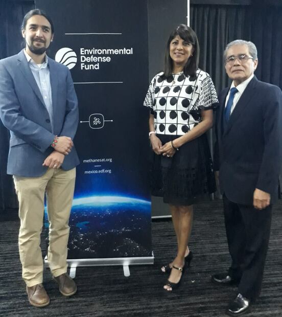 El autor con expositores del evento, sobre el lanzamiento de un satélite para detectar gas metano.