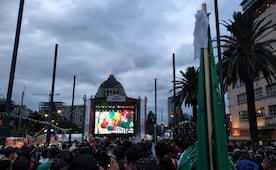 Cientos de aficionados toman el Monumento a la Revolución por partido México-Chequia; "no es lo mismo verlo en casa", aseguran
