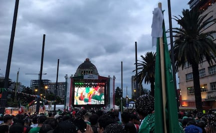 Cientos de aficionados toman el Monumento a la Revolución por partido México-Chequia; "no es lo mismo verlo en casa", aseguran