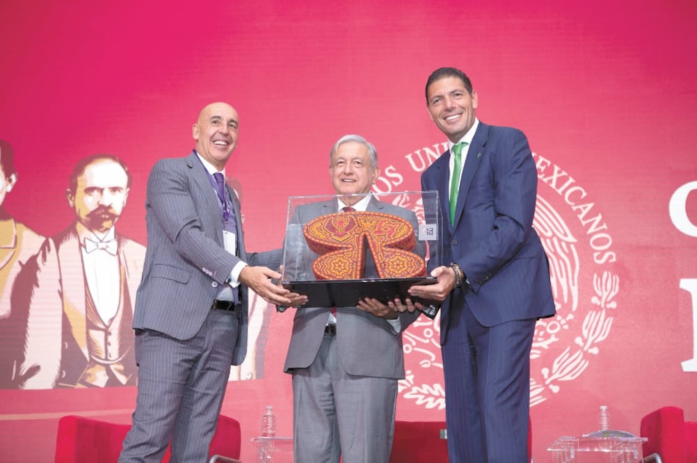 Marcos Ramírez (izq.) y Carlos Hank González (der.) entregan al Presidente un reconocimiento tras participar en la clausura del foro de Banorte. Foto: CORTESÍA