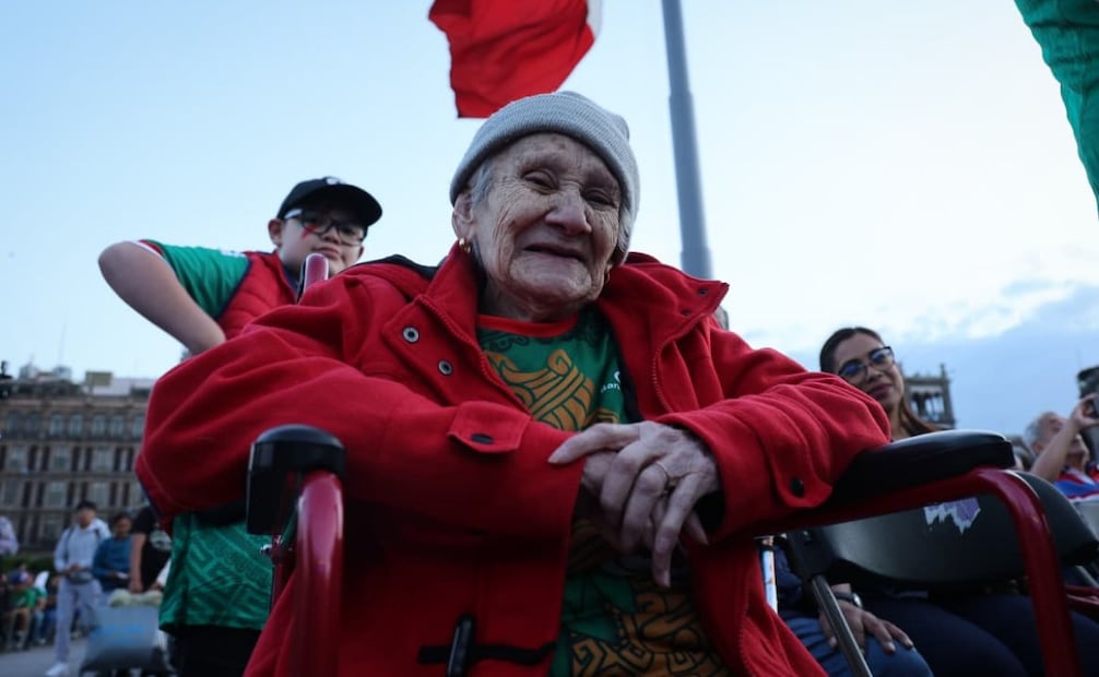 Fanáticos de todas las edades se dieron cita en el Zócalo Capitalino para disfrutar del partido. Fotos: Luis Camacho / El Universal.