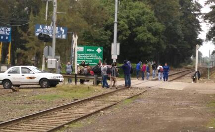 Normalistas bloquean vías del tren en Pátzcuaro