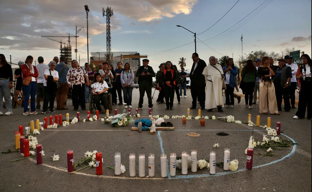 Activistas y familiares realizaron una vigilia en Ciudad Juárez para recordar a los migrantes fallecidos en el incendio en la estancia migratoria del Instituto Nacional de Migración ubicado en el Puente Lerdo. Foto: Christian Torres/EL UNIVERSAL