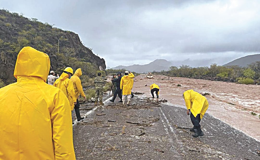 Las precipitaciones provocan que vialidades de Los Cabos y La Paz sufran interrupciones de tránsito.