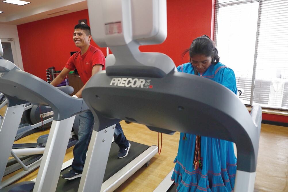 Juana, Lorena y Mario Ramírez usaron ayer las caminadoras del gimnasio del hotel donde se hospedaron. No se habían subido a una. (FOTOS: YADÍN XOLALPA. EL UNIVERSAL)