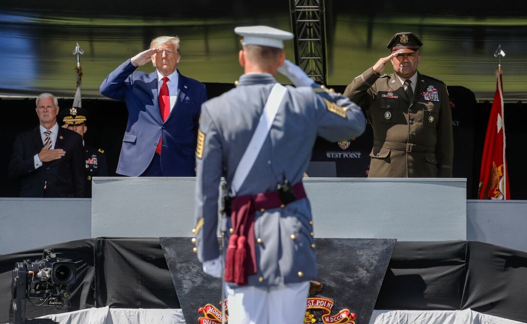 El presidente Donald Trump y el superintendente de la Academia Militar de los Estados Unidos, Darryl A. Williams, a la derecha, saludan a los cadetes graduados mientras se toca el himno nacional durante las ceremonias de graduación en West Point, Nueva York, el 13 de junio de 2020. Foto: AP