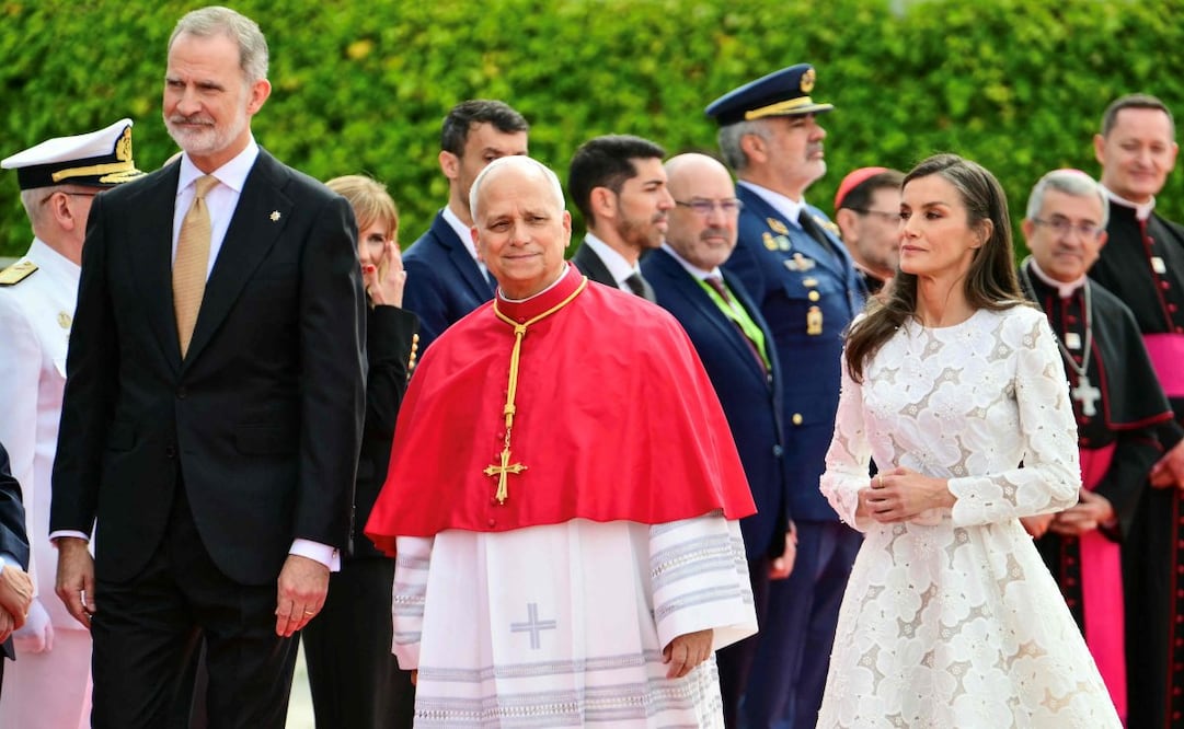 Felipe VI y la Reina Letizia de España dan la bienvenida al Papa León XIV a su llegada al aeropuerto internacional de Madrid. Foto: STEFANO RELLANDINI / AFP