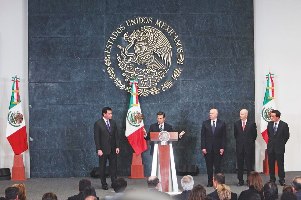 El presidente Enrique Peña Nieto dio a conocer en la Residencia Oficial de Los Pinos la tercera etapa de modificaciones en su gabiente, y tomó protesta a los nuevos titulares del IMSS, Ssa y Pemex (SÁSHENKA GUTIÉRREZ. EL UNIVERSAL)