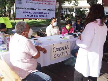 Por más de 2 mil despidos, trabajadores de la Salud protestan con consultas gratuitas en Oaxaca