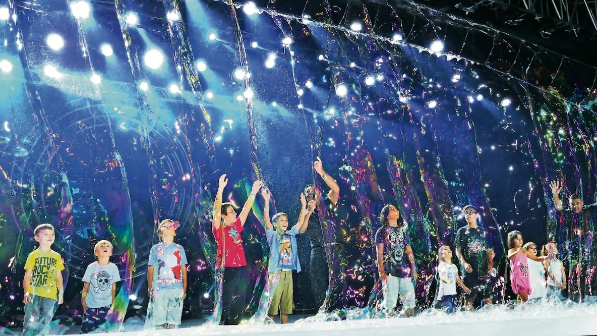 Fan Yang crea sus propias fórmulas y solución de burbujas para orquestar el popular espectáculo que ha recorrido el mundo.